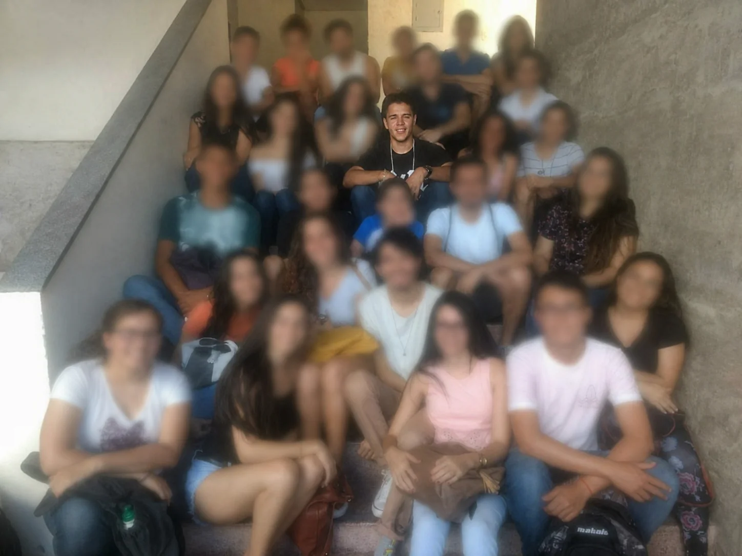 Igor Aguiar com sua turma no início da graduação em Psicologia; os rostos dos colegas aparecem desfocados