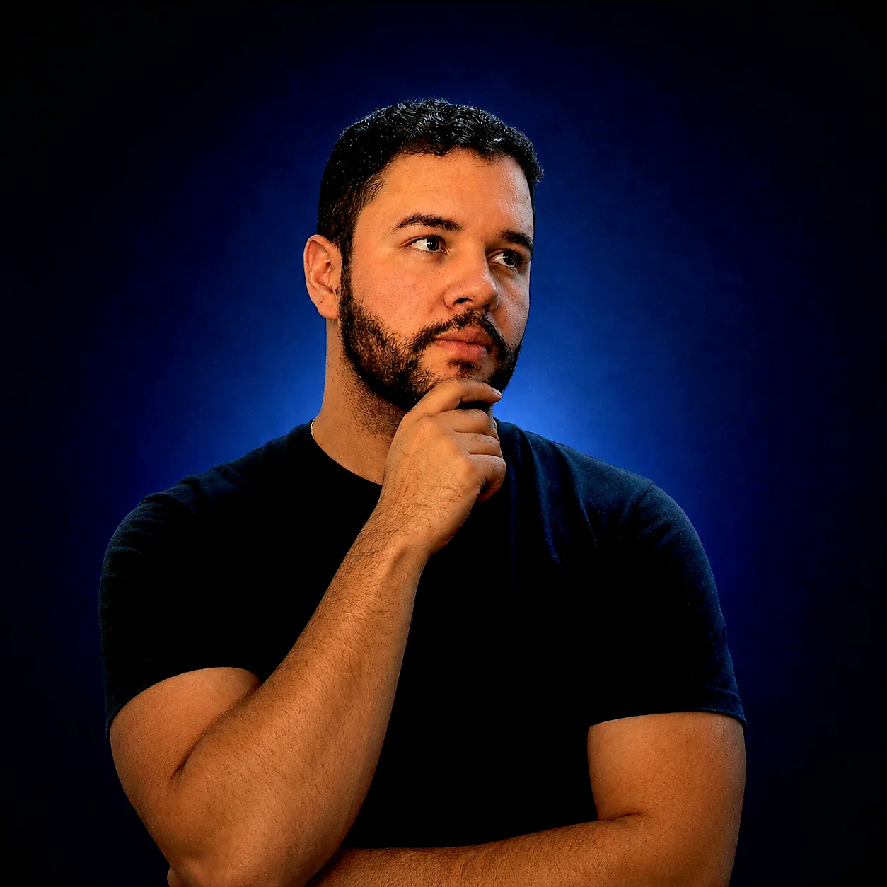 Igor Aguiar, psicólogo, em retrato para o atendimento de Psicoterapia Online