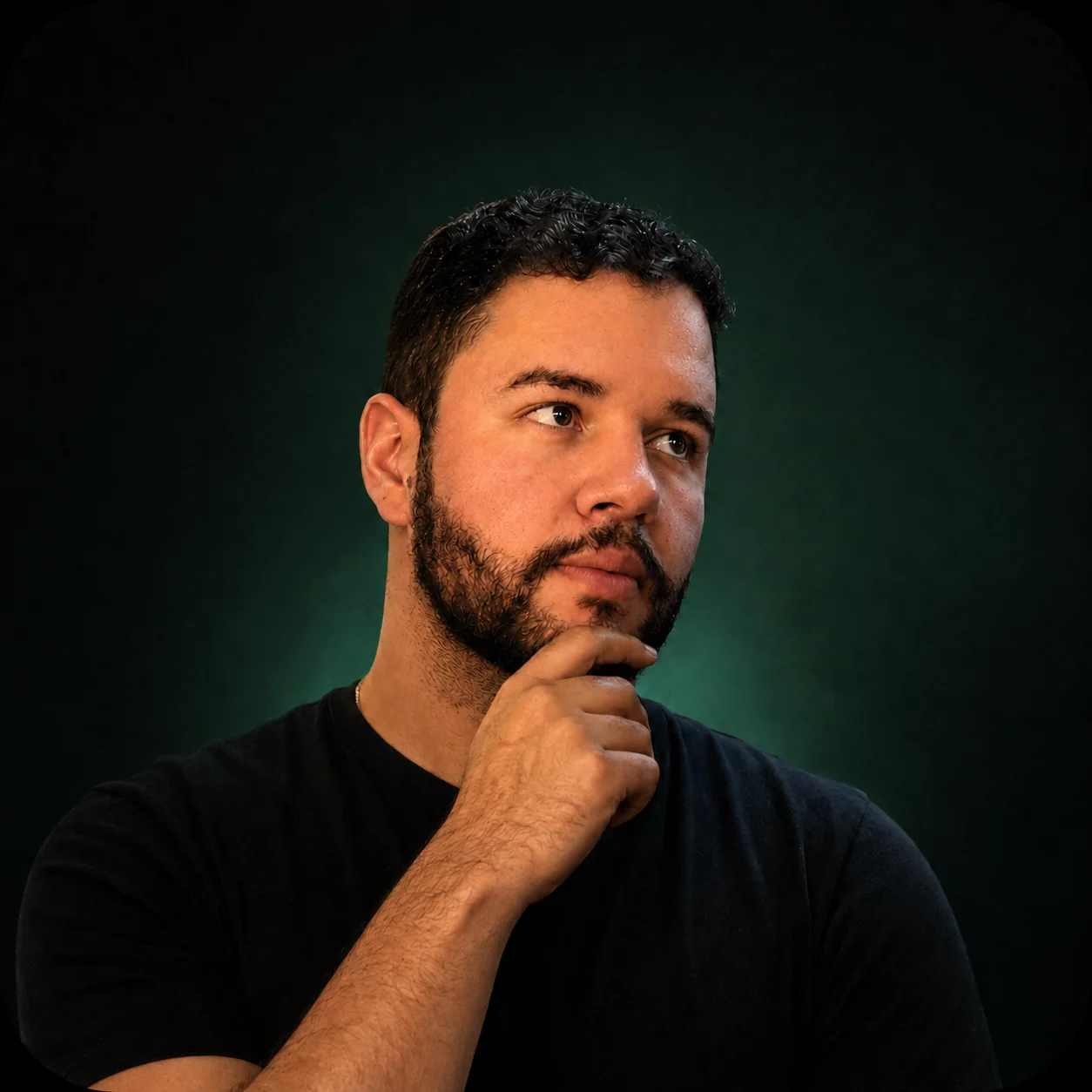 Igor Aguiar em retrato para o canal da ActioHub no YouTube